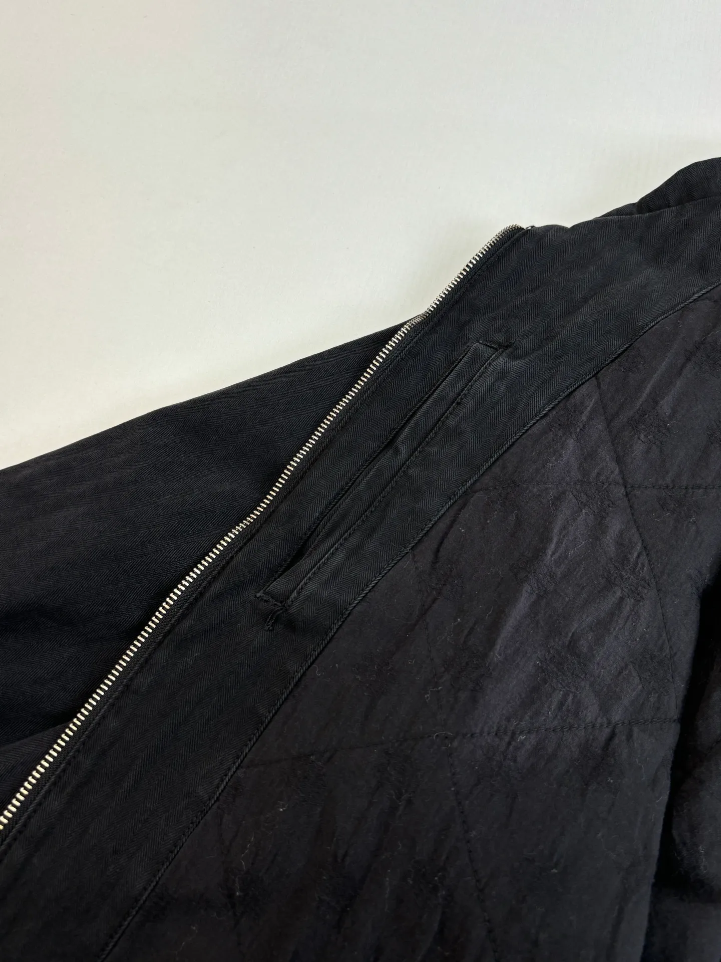 P790 Chrome Hearts*/Chrome Hearts 26Fw new herringbone pattern washed workwear cotton fabric. The main body fabric is made of pure cotton fabric with herringbone pattern woven according to YB. It has a three-dimensional crisp effect. The lining is made of jacquard pure cotton fabric. Minimum order. Ready-made garments are washed. Natural gray effect (Chehao garments stayed in the washing factory for a month and finally the effect was perfect). Due to the difficulty of washing, the scrap rate is extremely high and treasure the spot. The x neckline is cut and cut with genuine sheepskin film, and the molded hardware is aged and oxidized. Size: S/M/L